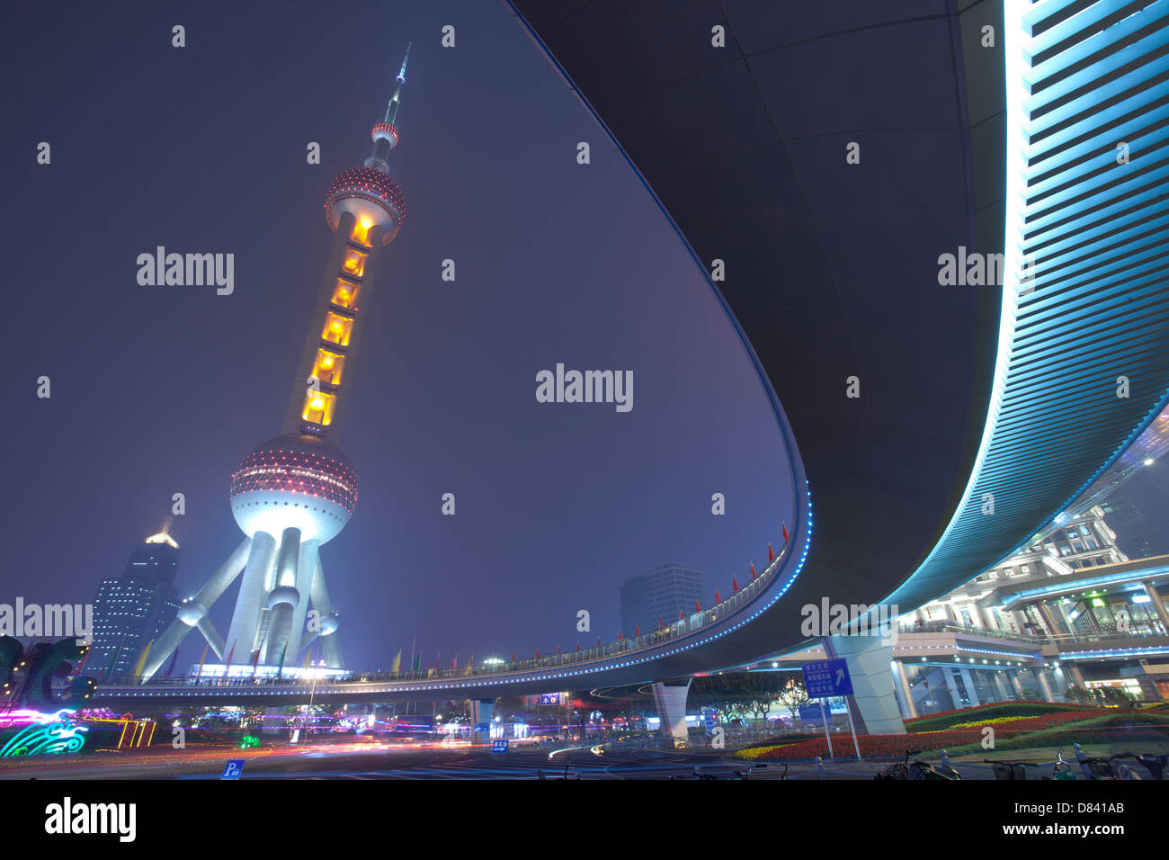 Oriental pera torre di notte,Shanghai in Cina Foto Stock