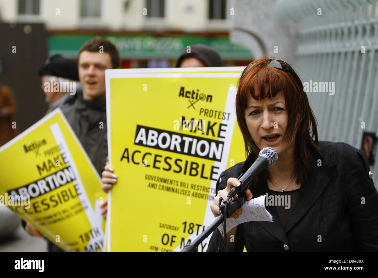 Dublino, Irlanda. Il 18 maggio 2013. TD indipendenti (membro del parlamento) Clare Daly risolve il Pro-Choice rally. I manifestanti da diversi gruppi Pro-Choice tenuto un raduno sotto il motto di 'Make aborto accessibili nel centro di Dublino. Stavano chiamando il governo irlandese ad introdurre una legislazione che rende disponibile l'aborto per ogni donna in Irlanda. Credito: Michael Debets/Alamy Live News Foto Stock