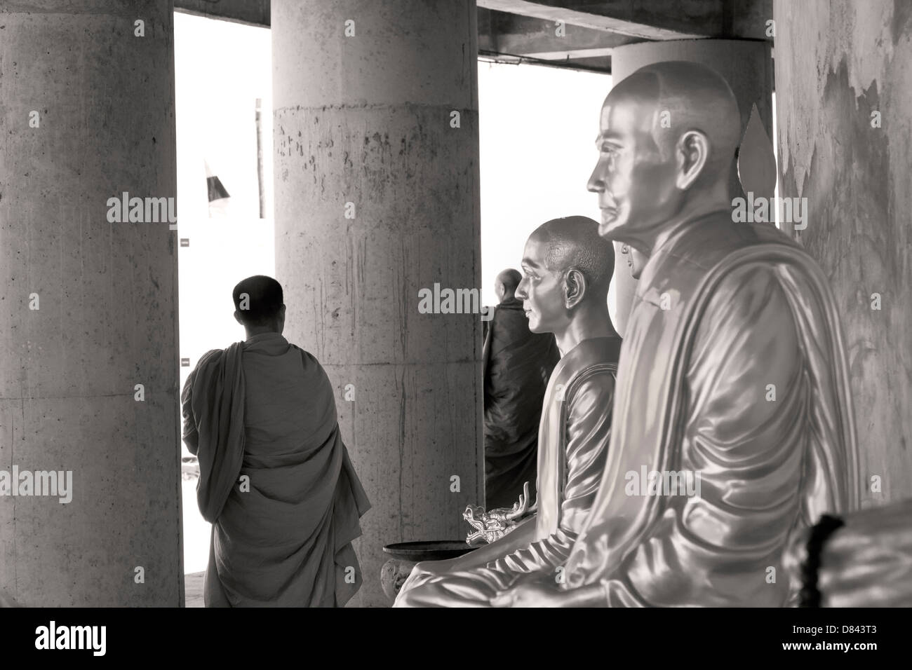 PHUKET, Thailandia Febbraio 15 2013: i monaci buddisti a piedi da statue di monaci del passato al Big Buddha monumento Foto Stock