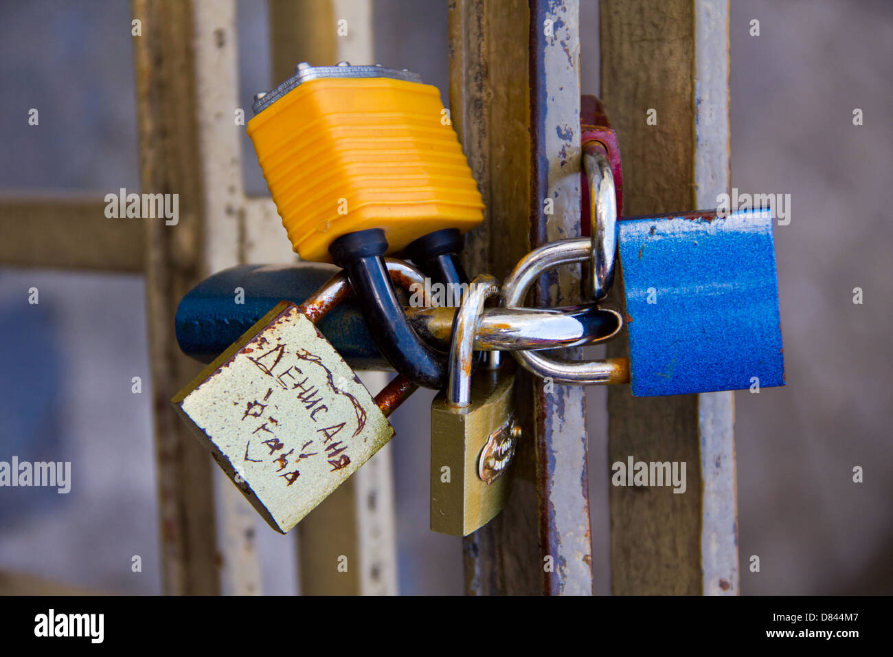 Lucchetti sul recinto sul ponte di Praga, simbolo dell'amore Foto Stock