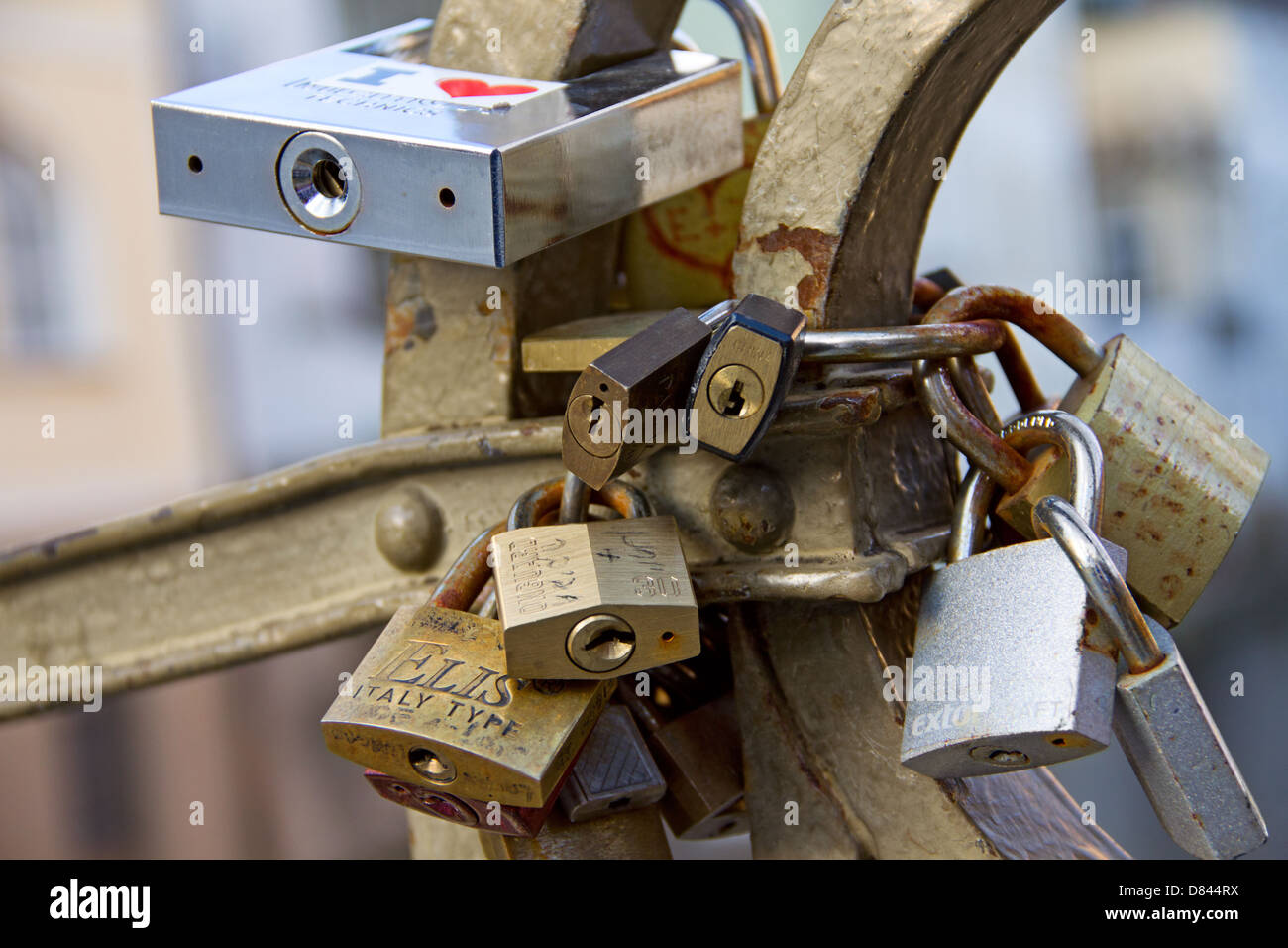 Lucchetti sul recinto sul ponte di Praga, simbolo dell'amore Foto Stock