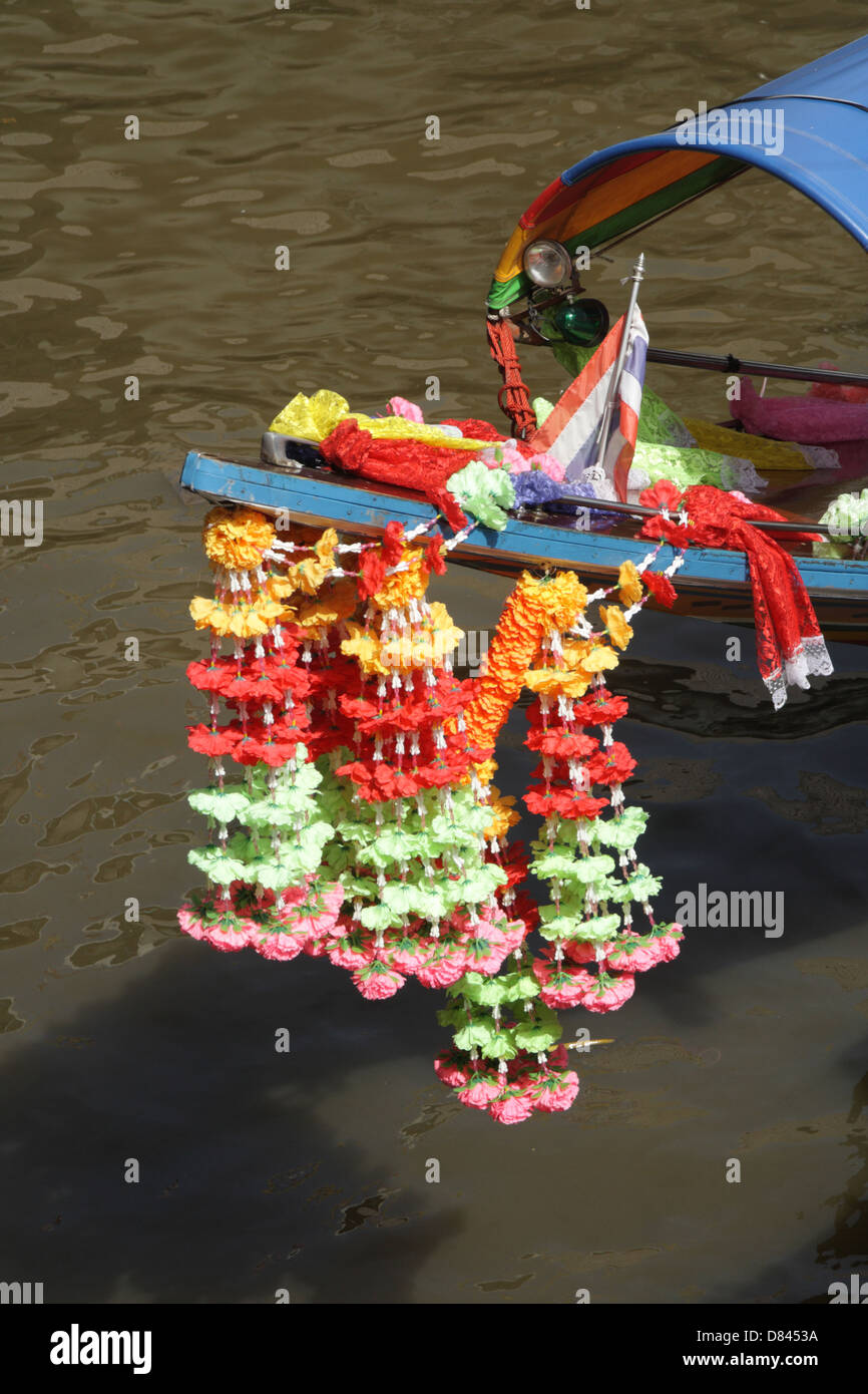 Ghirlanda di fiori sulla testa di barca dalla coda lunga , sul fiume Chao Phraya , Bangkok , Thailandia Foto Stock