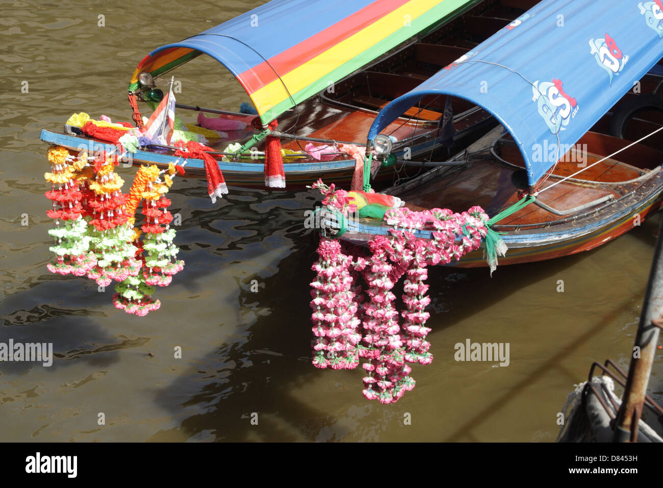 Ghirlanda di fiori sulla testa di barca dalla coda lunga , sul fiume Chao Phraya , Bangkok , Thailandia Foto Stock