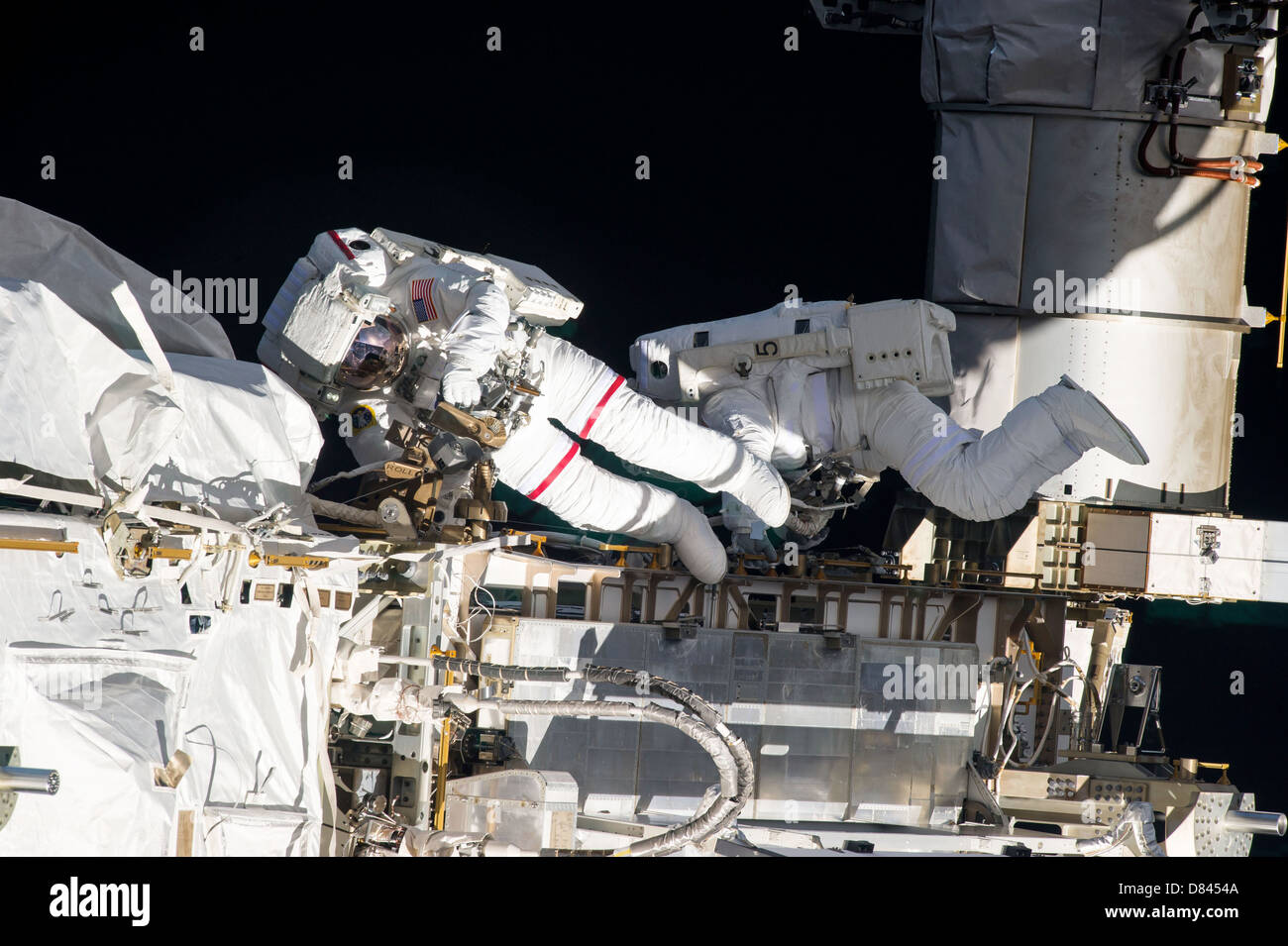 Stazione Spaziale Internazionale Expedition 35 astronauti Tom Marshburn e Chris Cassidy durante uno spazio a piedi per ispezionare e sostituire una pompa scatola centralina sulla Stazione spaziale internazionale di gran lunga a traliccio porta perdite di liquido di raffreddamento di ammoniaca 11 maggio 2013. Due gli astronauti della NASA ha preso parte alla 5 ore, 30 minuti a piedi dello spazio e riparato con successo la perdita. Foto Stock