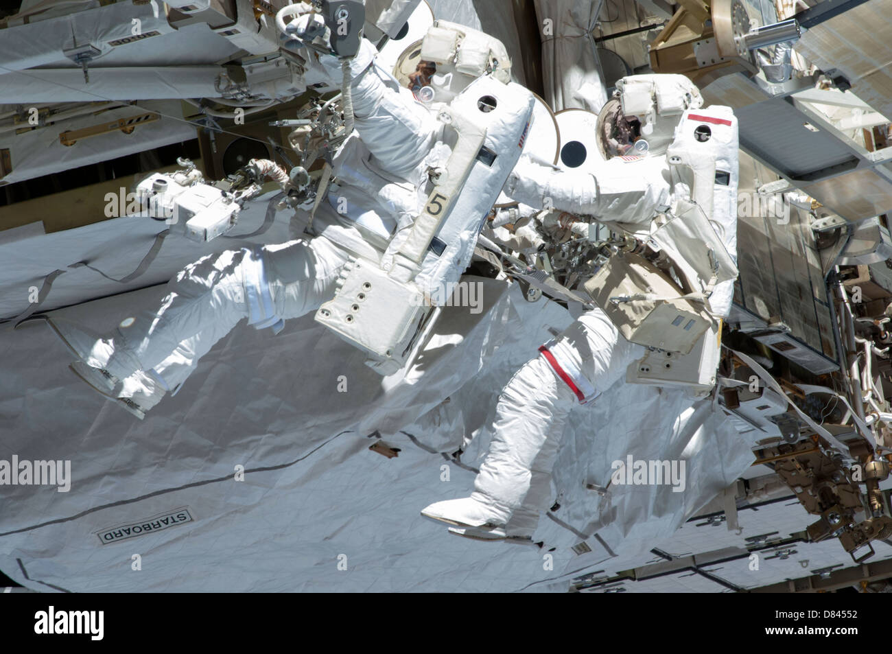 Stazione Spaziale Internazionale Expedition 35 astronauti Tom Marshburn e Chris Cassidy durante uno spazio a piedi per ispezionare e sostituire una pompa scatola centralina sulla Stazione spaziale internazionale di gran lunga a traliccio porta perdite di liquido di raffreddamento di ammoniaca 11 maggio 2013. Due gli astronauti della NASA ha preso parte alla 5 ore, 30 minuti a piedi dello spazio e riparato con successo la perdita. Foto Stock