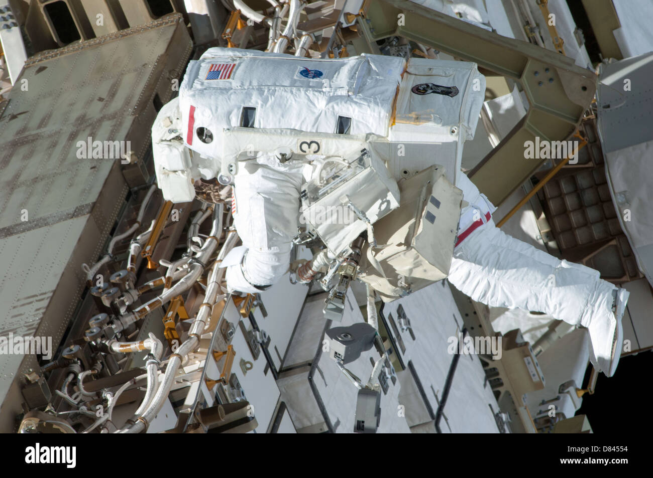 Stazione Spaziale Internazionale Expedition 35 astronauta Chris Cassidy conduce uno spazio a piedi per ispezionare e sostituire una pompa scatola centralina sulla Stazione spaziale internazionale di gran lunga a traliccio porta perdite di liquido di raffreddamento di ammoniaca 11 maggio 2013. Due gli astronauti della NASA ha preso parte alla 5 ore, 30 minuti a piedi dello spazio e riparato con successo la perdita. Foto Stock