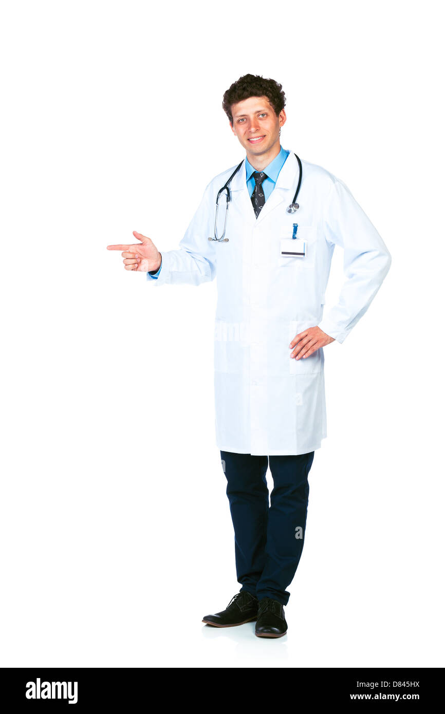 Ritratto di un sorridente giovane maschio medico rivolto lateralmente su sfondo bianco Foto Stock