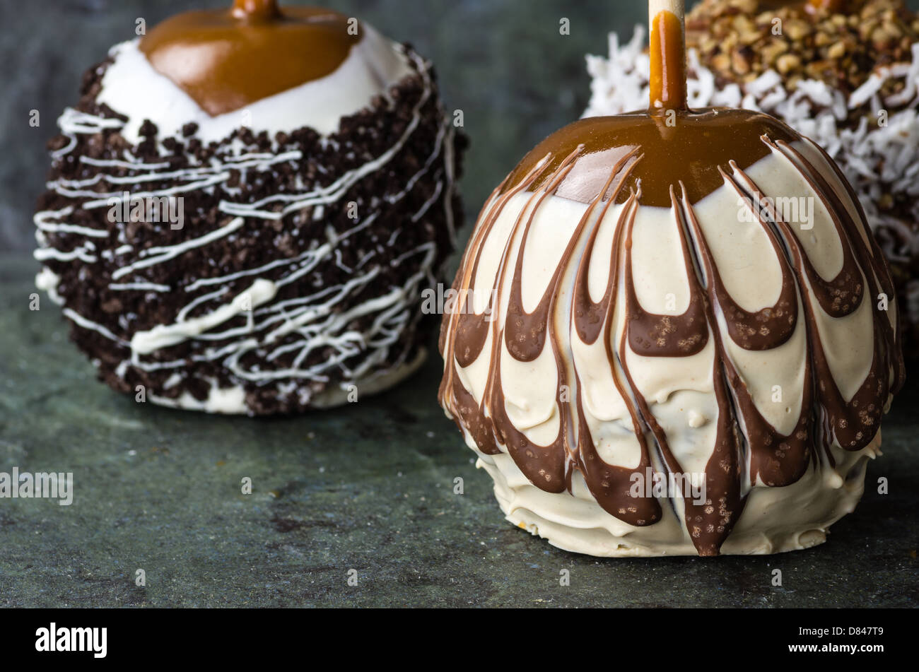 Dolce al cioccolato o caramello ricoperto di mele con dadi Foto Stock