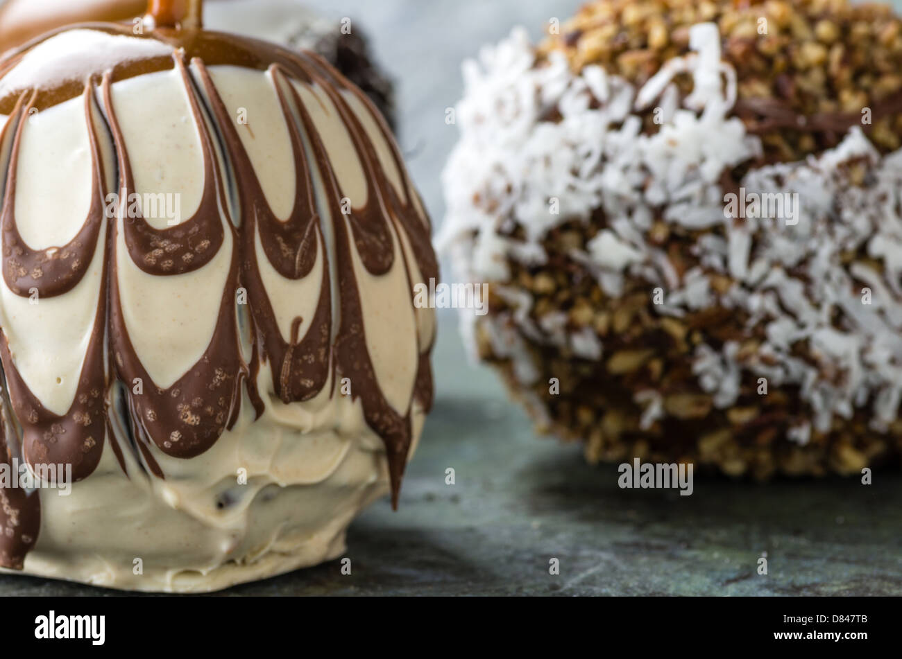 Dolce al cioccolato o caramello ricoperto di mele con dadi Foto Stock