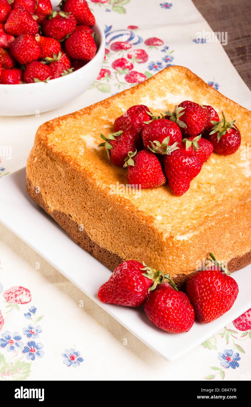 Fragole fresche servita con angel food cake Foto Stock