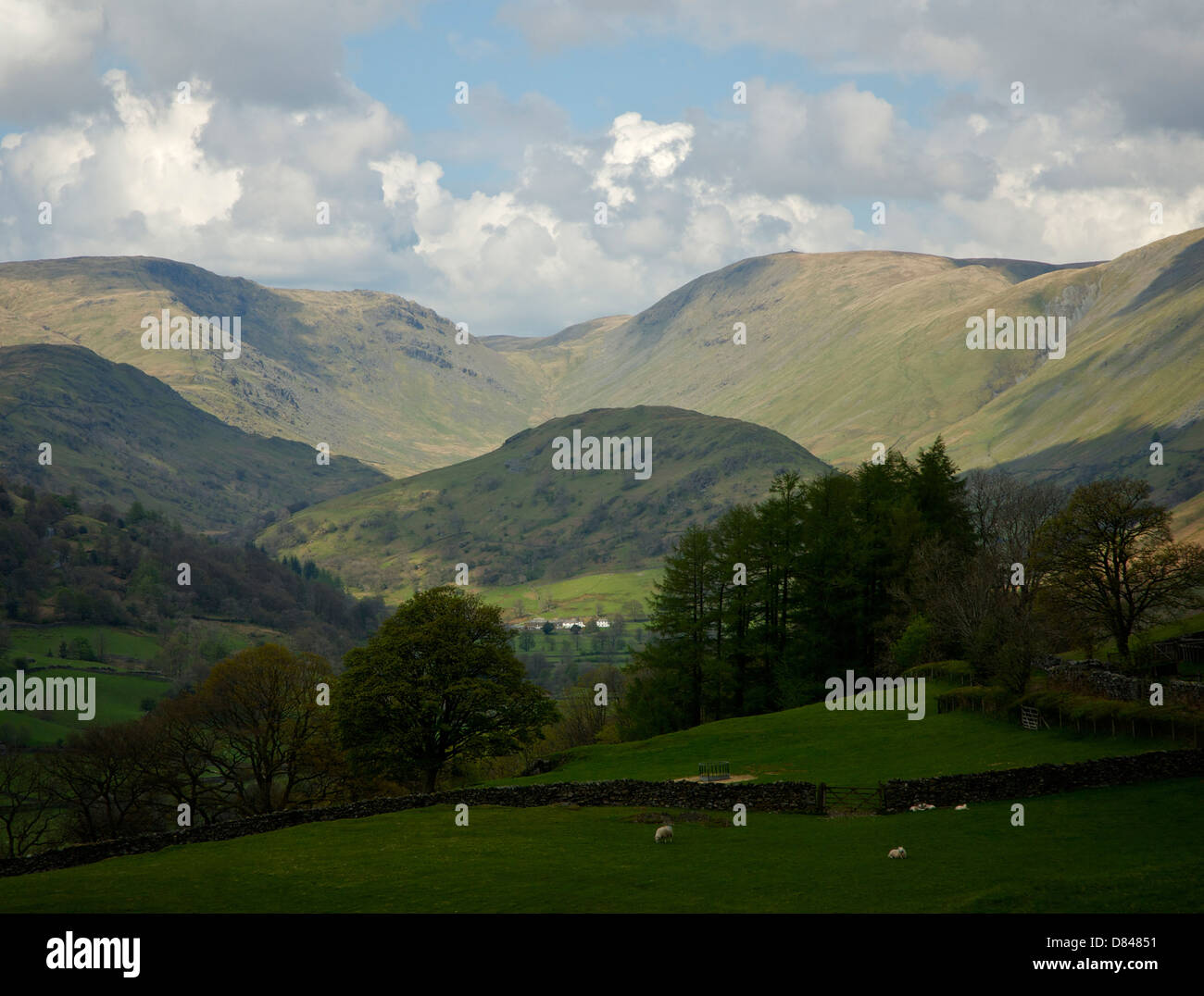 Troutbeck Park Farm, al di sotto della collina conosciuta come la linguetta, Troutbeck Valley, Parco Nazionale del Distretto dei Laghi, Cumbria, England Regno Unito Foto Stock