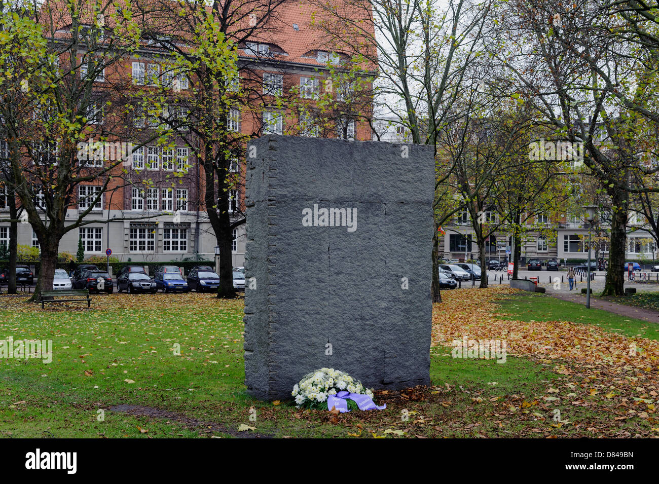 Un monumento realizzato da Ulrich Rückriem 1983 , luogo di deportati persona, Amburgo, Germania Foto Stock