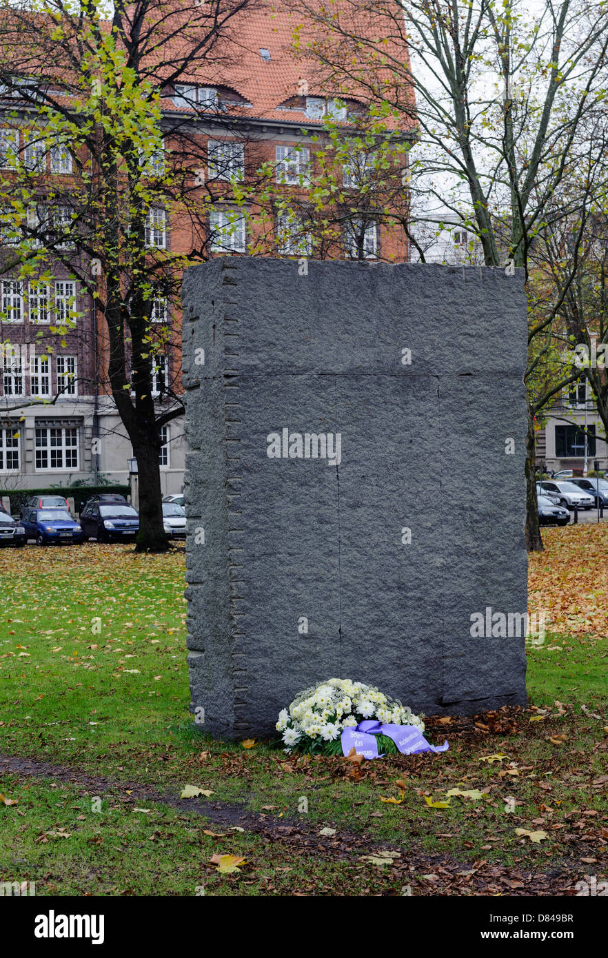 Un monumento realizzato da Ulrich Rückriem 1983 , luogo di deportati persona, Amburgo, Germania Foto Stock
