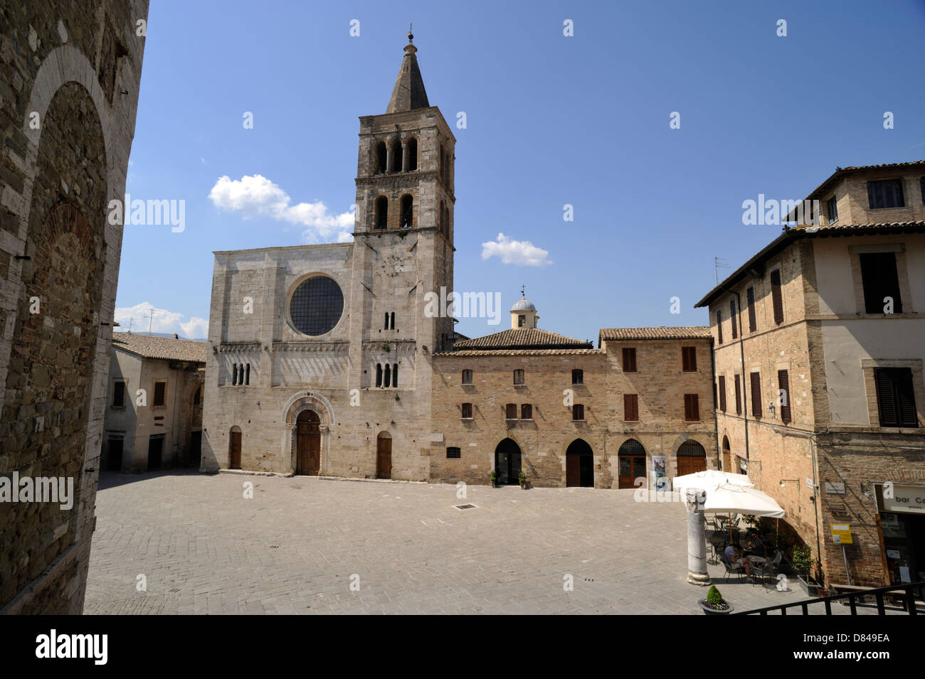 Italia, Umbria, Bevagna, Piazza Silvestri, chiesa di San Michele Foto Stock