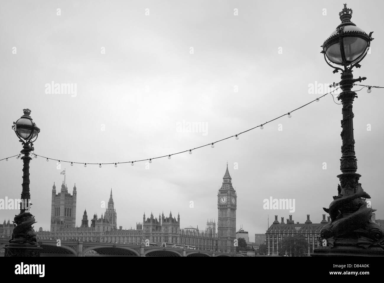 Le Case del Parlamento incorniciate da ornati lampade Street, Londra, Regno Unito. Foto Stock