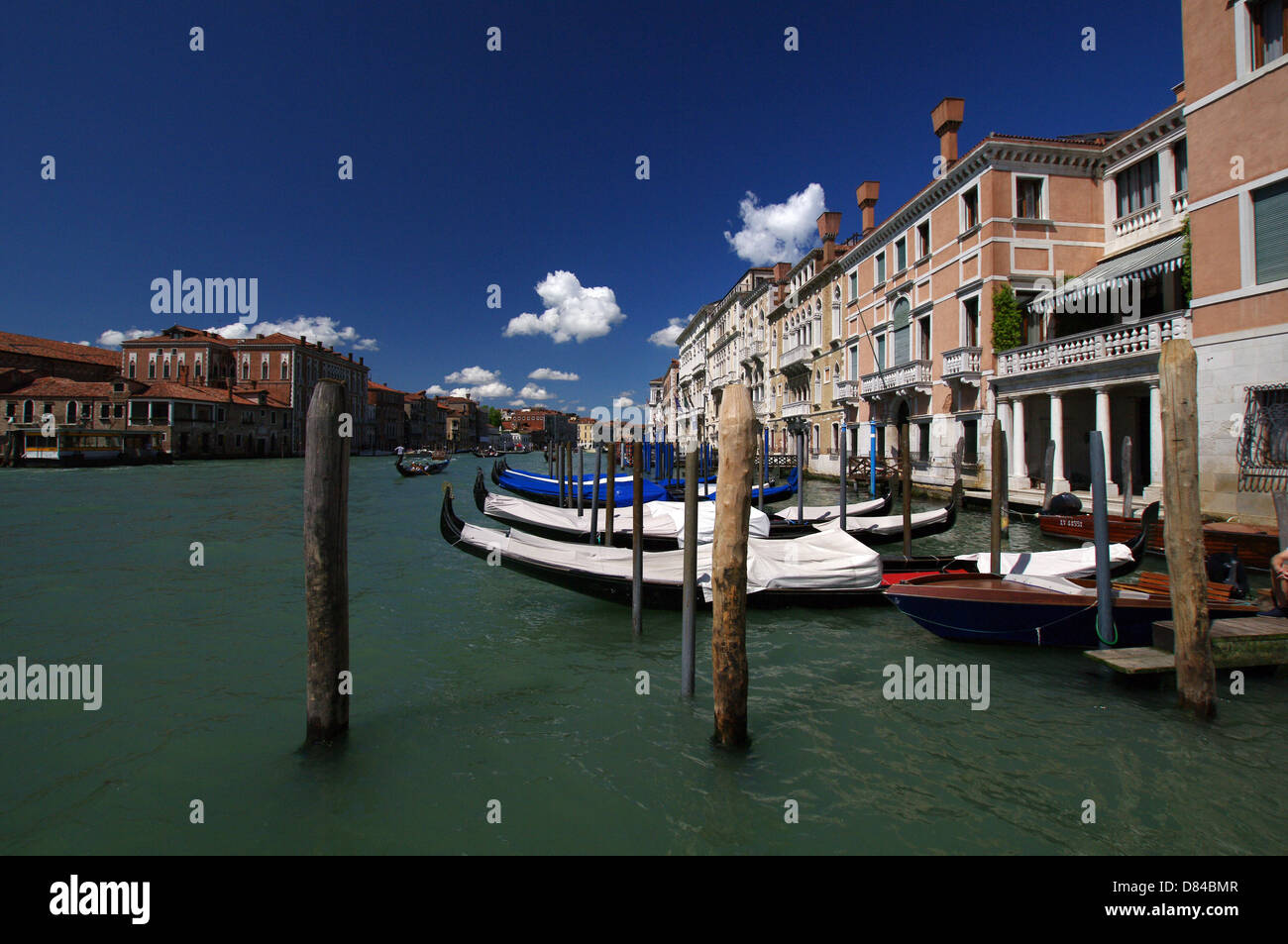 Gondole ormeggiato sul Canal Grande nel sestiere di San Marco - Venezia, Italia Foto Stock