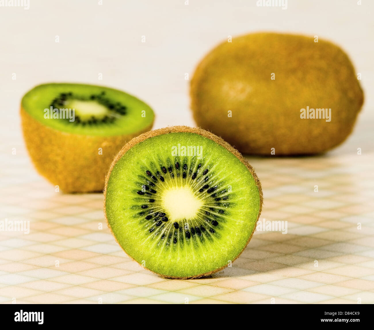 Frutta verde kiwi posto sul tavolo Foto Stock