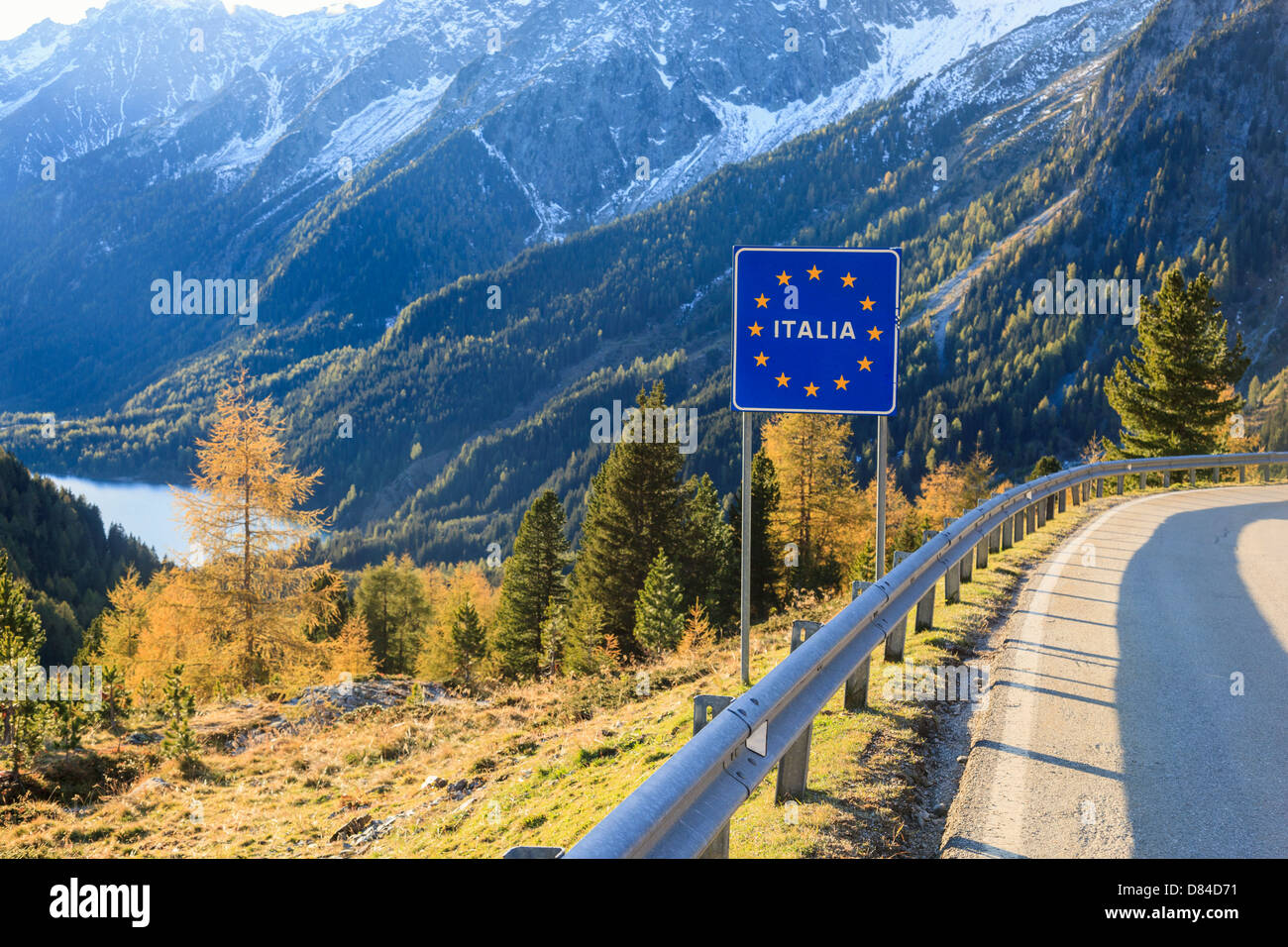 Terra di confine tra Austria e Italia nelle Alpi Foto Stock