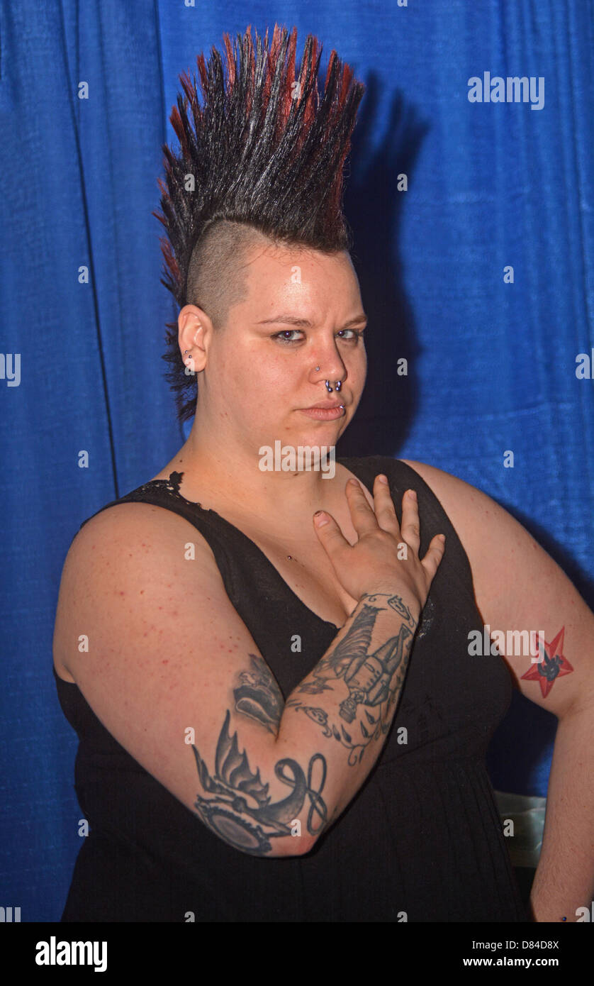 Una donna con più tatuaggi e un Mohawk presso il New York City Tattoo Convention di Manhattan. Foto Stock
