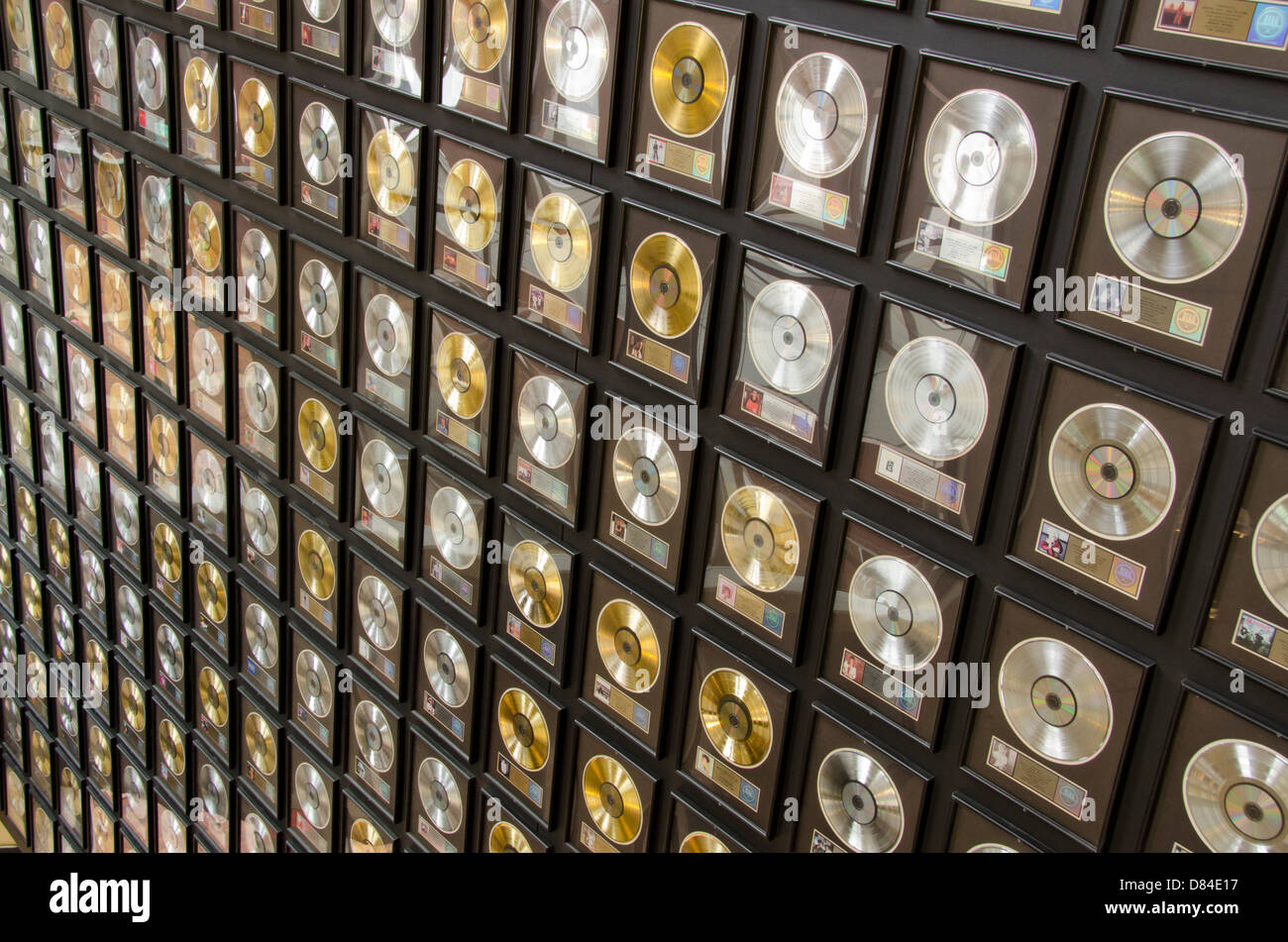 Tennessee, Nashville. Country Music Hall of Fame. Parete ricoperta con Country & Western Platinum e Gold record. Foto Stock