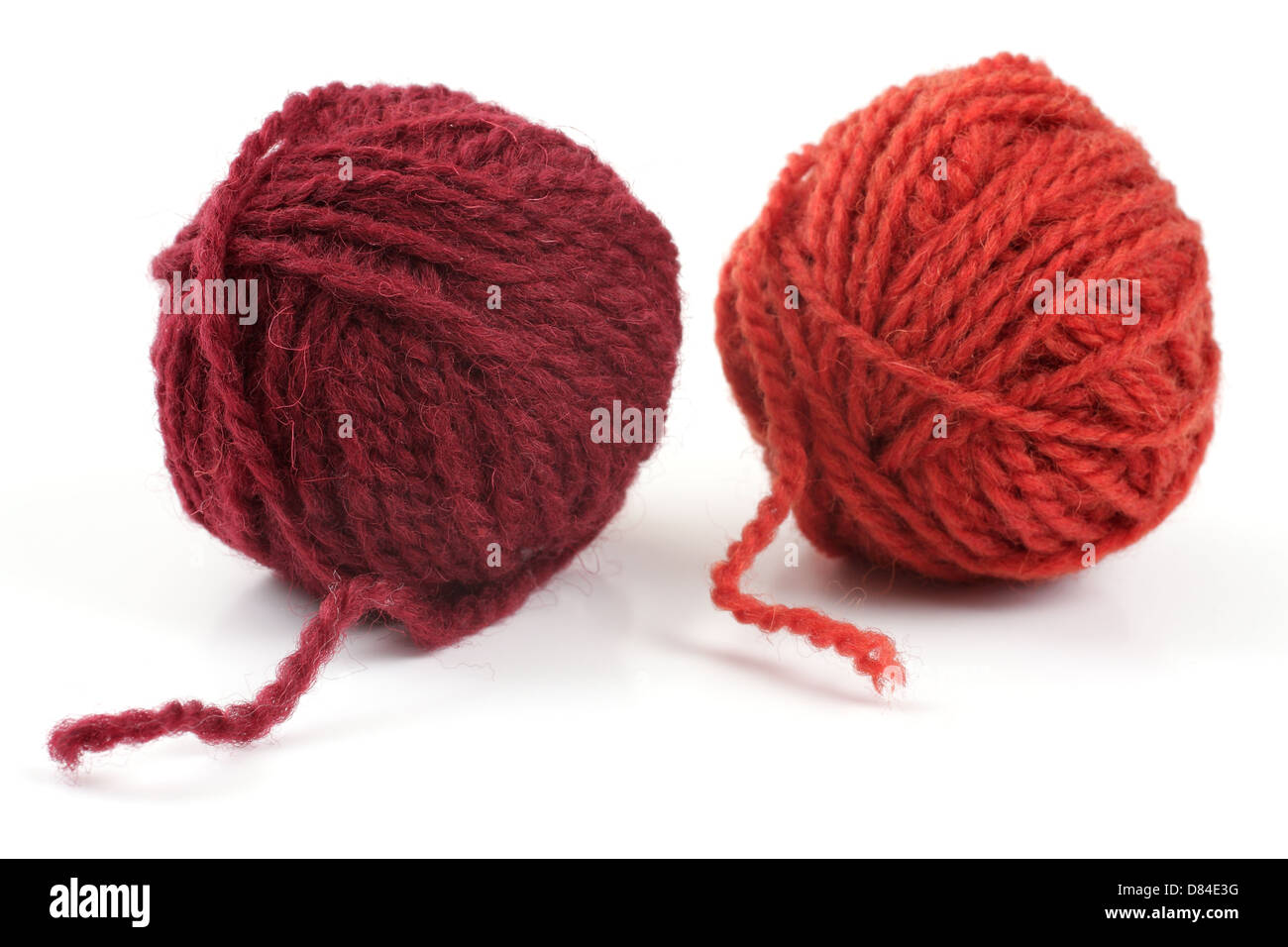 Due gomitolo di lana su sfondo bianco Foto Stock