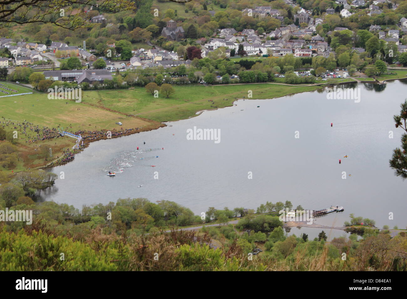Snowdonia Slateman Triathlon, Llanberis, Gwynedd, il Galles, il 19 maggio 2013. Gli atleti di nuoto un corso di Llyn Padarn, Llanberis il primo stadio del popolare Slateman Triathlon. Credito: Rebecca Coles/Alamy Live News Foto Stock