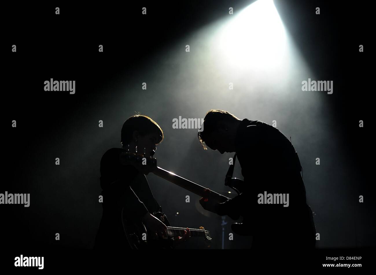 Romy follemente Croft (L) e Oliver Sim dalla band britannica del XX eseguire sul palco del parco divertimenti ex 'Spreepark" di Berlino, Germania, 18 maggio 2013. Foto: Britta Pedersen Foto Stock