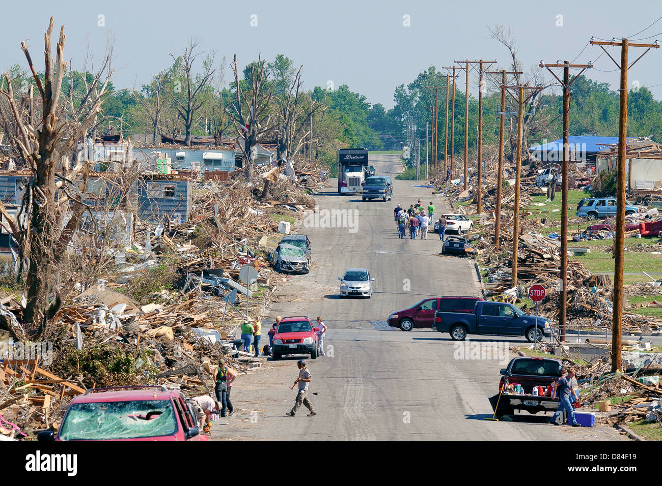 Volontari e lavoratori iniziare la pulizia dei detriti riempire le strade Giugno 4, 2011 in Joplin, MO. La città fu distrutta da un EF-5 tornado su 22 maggio 2011 uccidendo 189 persone. Foto Stock