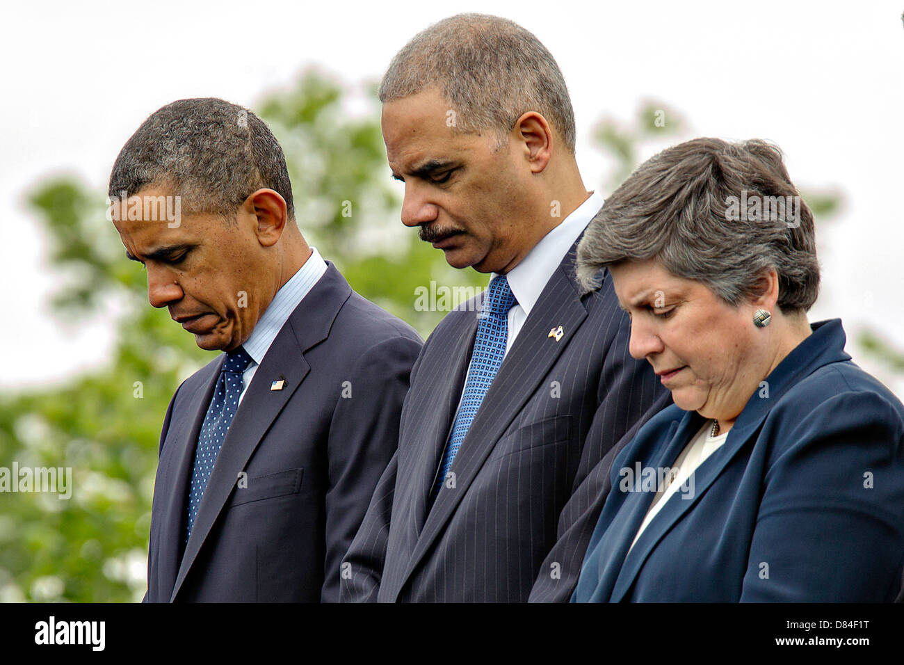 Il Presidente Usa Barack Obama con il procuratore generale Eric Holder e Homeland Security Segretario Janet Napolitano durante un momento di silenzio in occasione della trentaduesima nazionali annuali ufficiali di pace memoriale di servizio 15 Maggio 2013 a Washington, DC. Foto Stock