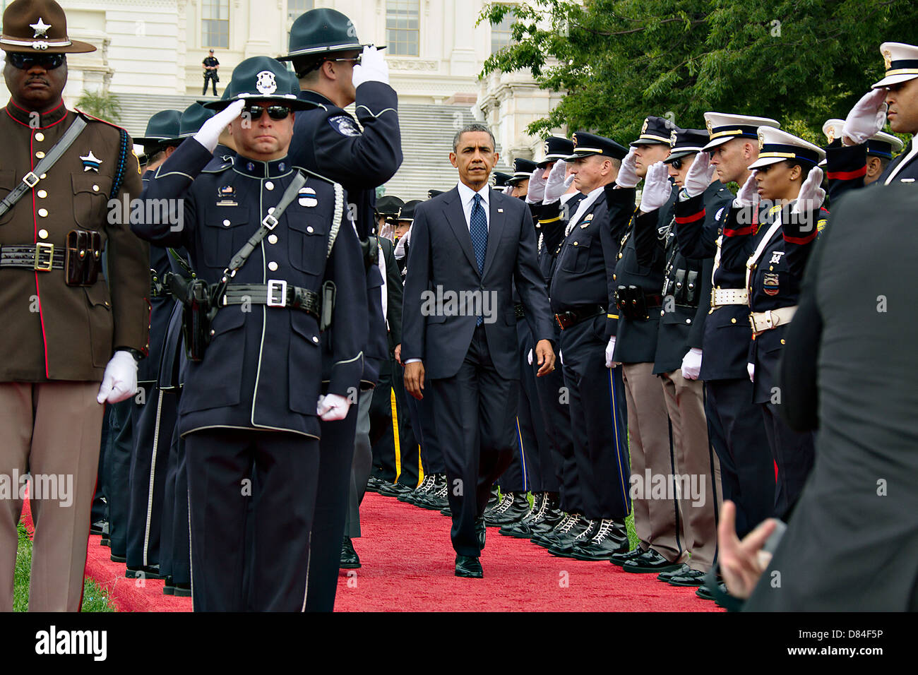 Il Presidente Usa Barack Obama passeggiate attraverso un onore cordon al xxxii nazionali annuali ufficiali di pace memoriale di servizio 15 Maggio 2013 a Washington, DC. Foto Stock