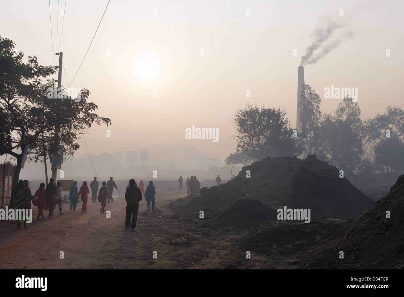 Indumento lavoratori voce off al lavoro la mattina presto nel Gazipur, Dacca in Bangladesh Foto Stock