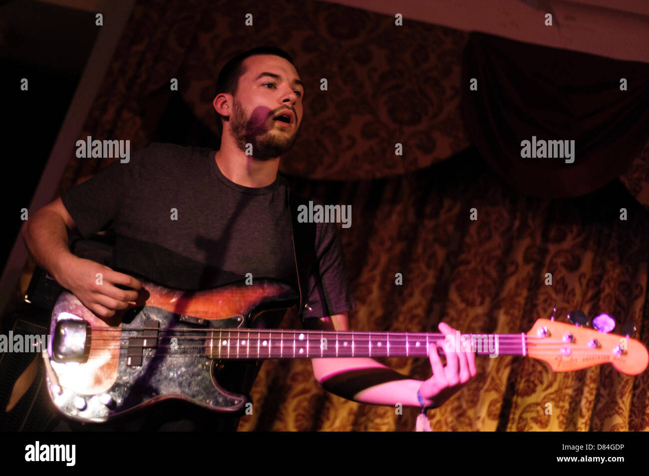 Il 1975 svolge l'Old Ship Hotel come parte del grande festival di fuga 2013 su 18/05/2013 in Brighton. Persone nella foto: Matteo Healy (voce/chitarra), Adam Hann (chitarra), George Daniel (tamburi), e Ross MacDonald (bass). Foto di Julie Edwards Foto Stock
