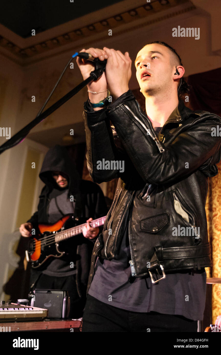 Il 1975 svolge l'Old Ship Hotel come parte del grande festival di fuga 2013 su 18/05/2013 in Brighton. Persone nella foto: Matteo Healy (voce/chitarra), Adam Hann (chitarra), George Daniel (tamburi), e Ross MacDonald (bass). Foto di Julie Edwards Foto Stock