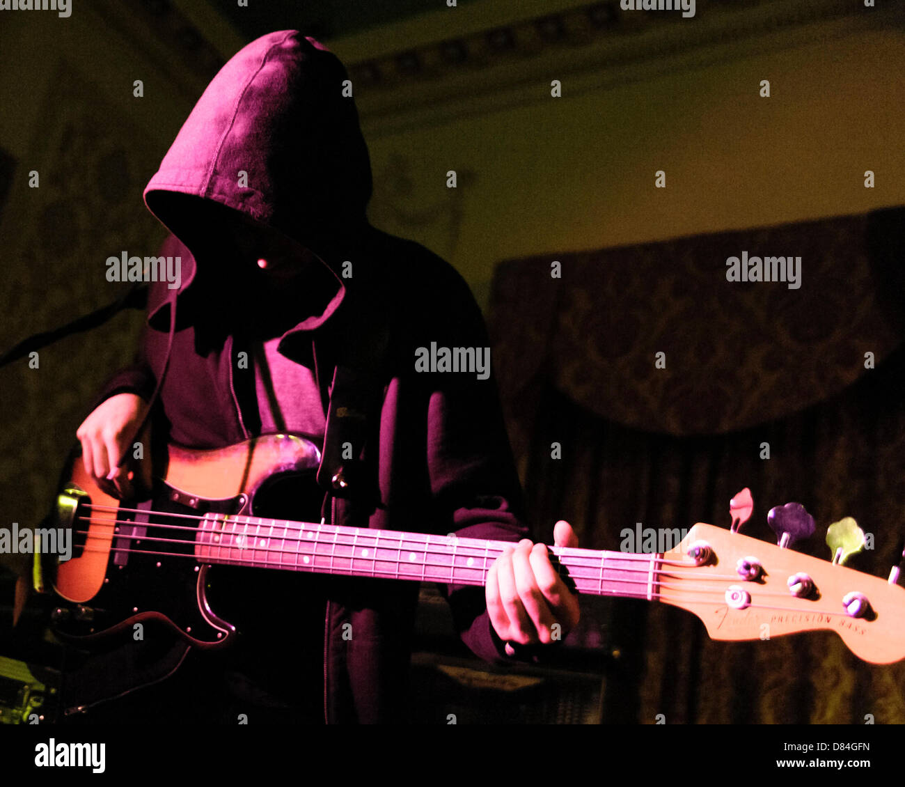Il 1975 svolge l'Old Ship Hotel come parte del grande festival di fuga 2013 su 18/05/2013 in Brighton. Persone nella foto: Matteo Healy (voce/chitarra), Adam Hann (chitarra), George Daniel (tamburi), e Ross MacDonald (bass). Foto di Julie Edwards Foto Stock