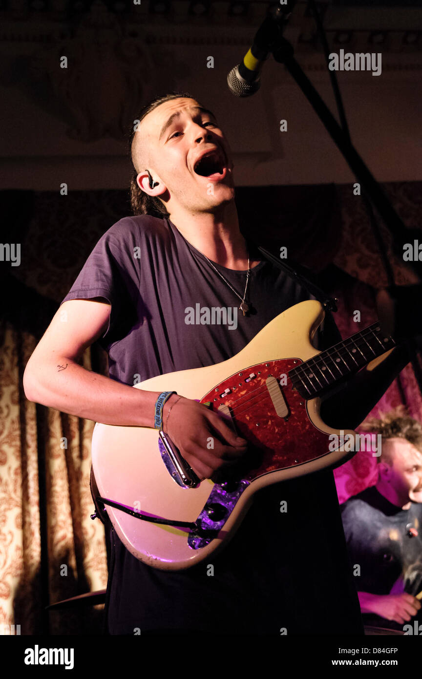 Il 1975 svolge l'Old Ship Hotel come parte del grande festival di fuga 2013 su 18/05/2013 in Brighton. Persone nella foto: Matteo Healy (voce/chitarra), Adam Hann (chitarra), George Daniel (tamburi), e Ross MacDonald (bass). Foto di Julie Edwards Foto Stock