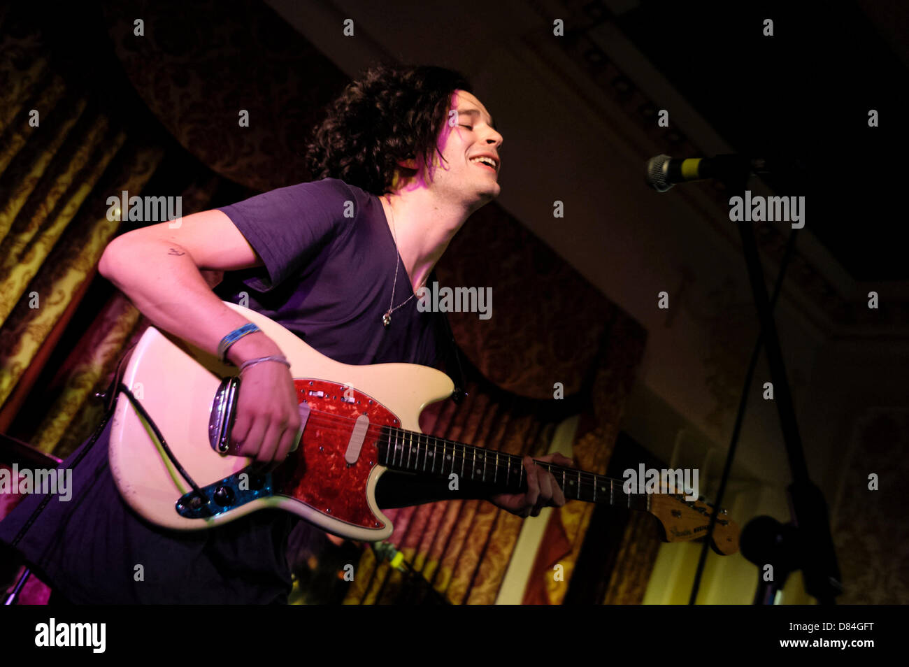 Il 1975 svolge l'Old Ship Hotel come parte del grande festival di fuga 2013 su 18/05/2013 in Brighton. Persone nella foto: Matteo Healy (voce/chitarra), Adam Hann (chitarra), George Daniel (tamburi), e Ross MacDonald (bass). Foto di Julie Edwards Foto Stock
