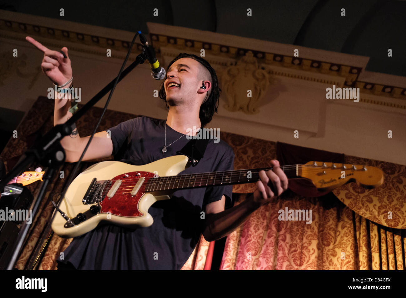 Il 1975 svolge l'Old Ship Hotel come parte del grande festival di fuga 2013 su 18/05/2013 in Brighton. Persone nella foto: Matteo Healy (voce/chitarra), Adam Hann (chitarra), George Daniel (tamburi), e Ross MacDonald (bass). Foto di Julie Edwards Foto Stock