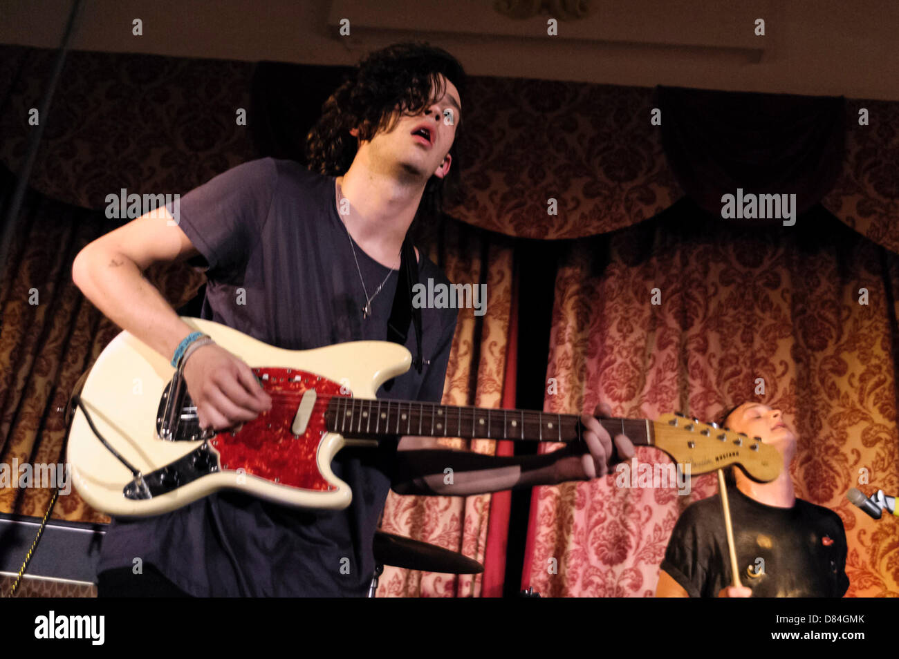 Il 1975 svolge l'Old Ship Hotel come parte del grande festival di fuga 2013 su 18/05/2013 in Brighton. Persone nella foto: Matteo Healy (voce/chitarra), Adam Hann (chitarra), George Daniel (tamburi), e Ross MacDonald (bass). Foto di Julie Edwards Foto Stock