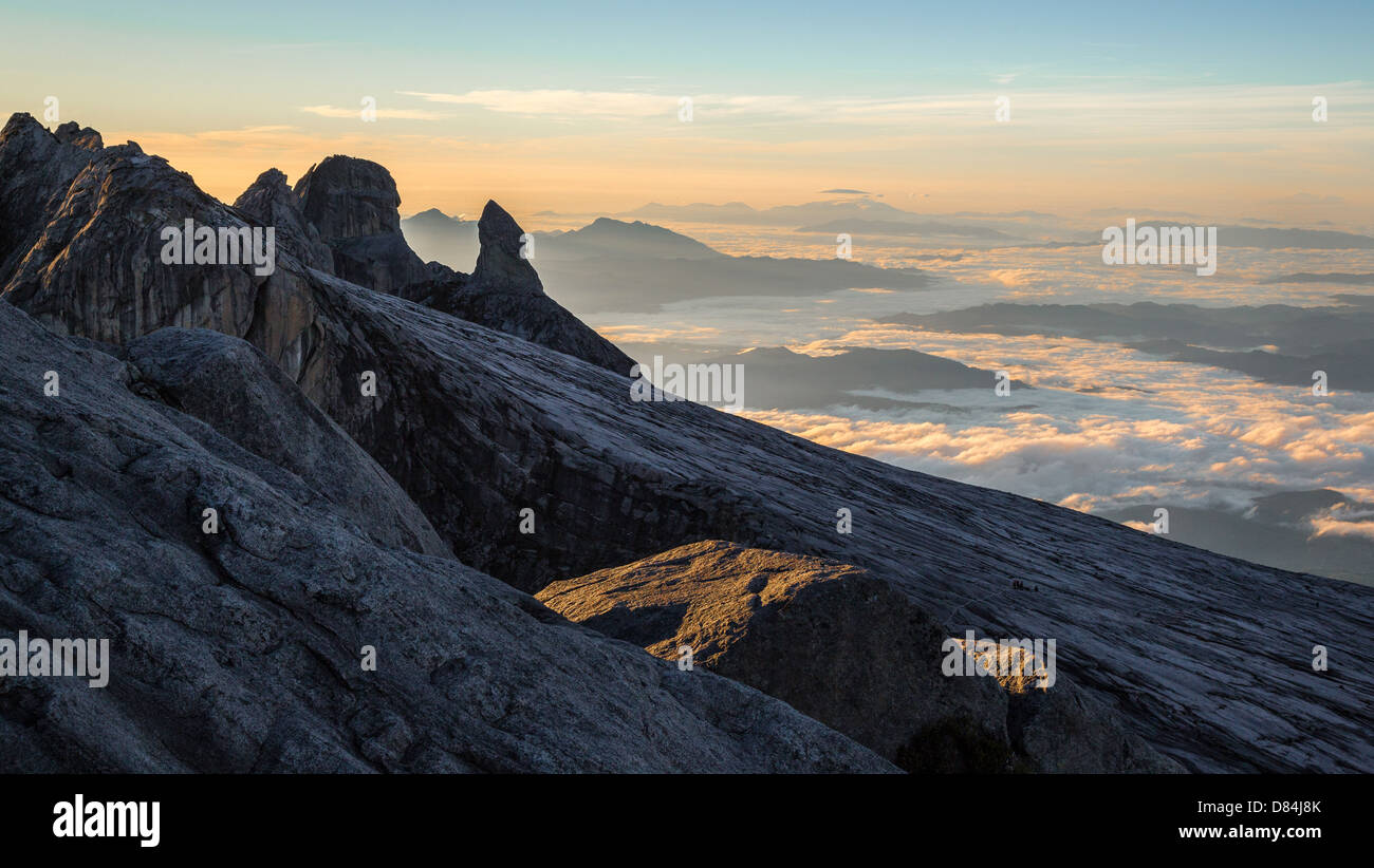 Vista dalla cima del Monte Kinabalu Borneo del brutto sorella di picco e offuscato il paesaggio al di là di Foto Stock