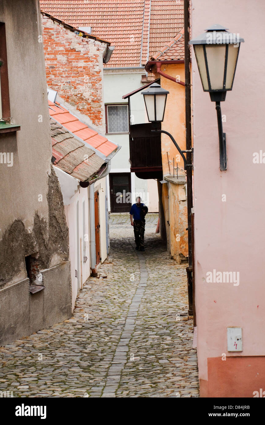 Uomo a camminare su una strada a ciottoli nel vecchio ghetto ebraico di Trebic Moravia Foto Stock