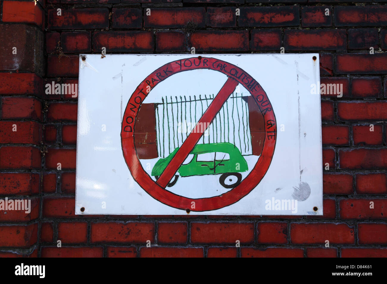 Disegno di scolari protestando circa le persone parcheggio al di fuori della loro scuola gate, Cardiff, South Glamorgan, Wales, Regno Unito Foto Stock