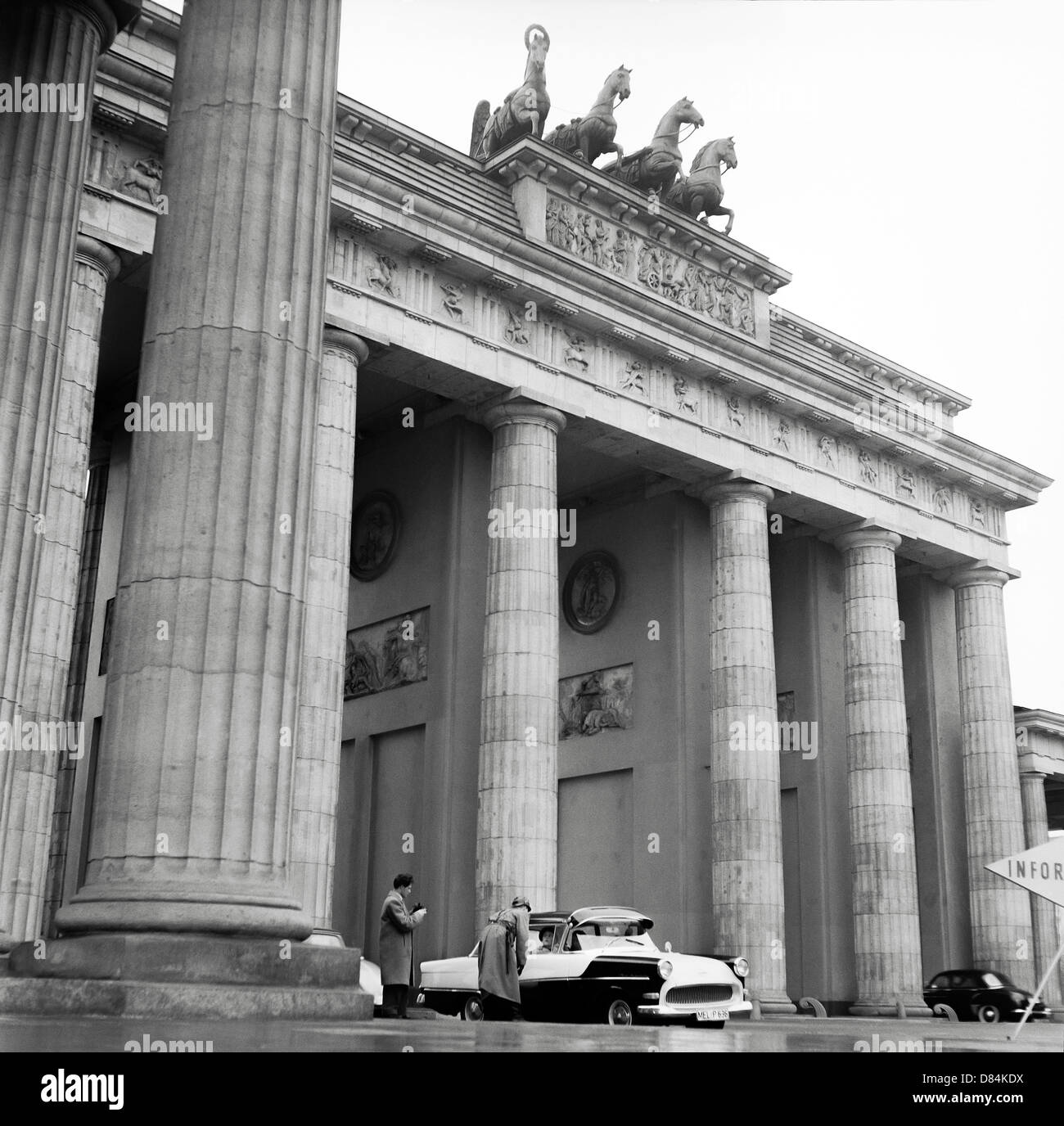 Marzo 1959, Volkspolizei tedesco orientale gli ufficiali di polizia il controllo di vetture alla Porta di Brandeburgo a Berlino Est, Germania, Europa Foto Stock