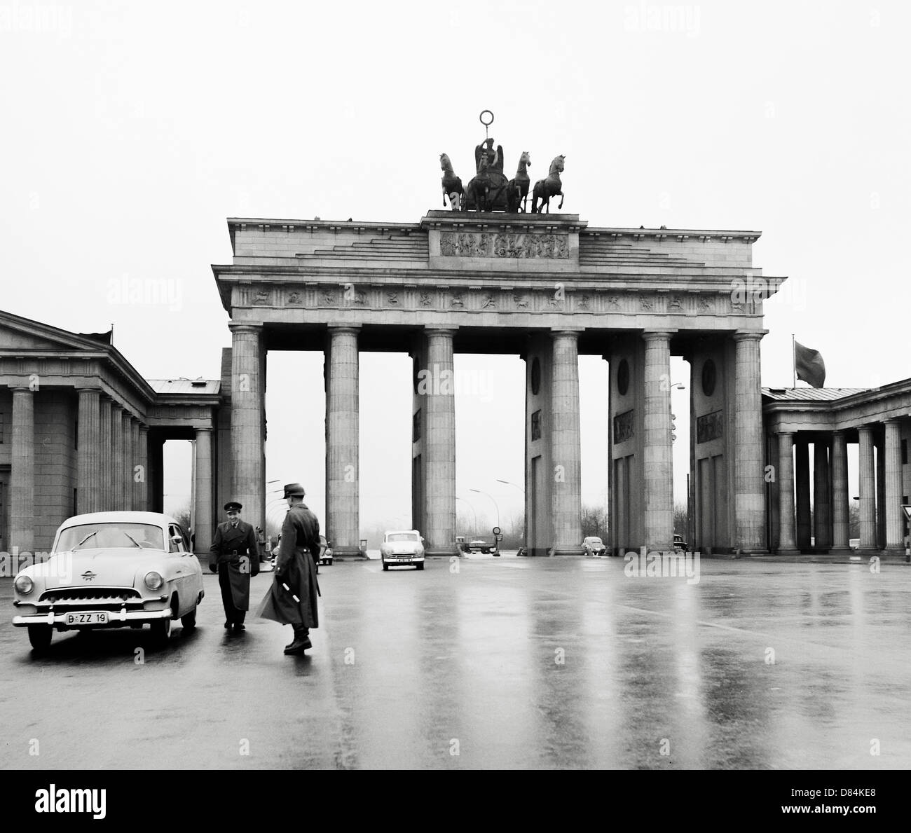 Marzo 1959, Volkspolizei tedesco orientale funzionario di polizia il controllo di vetture a Pariser Platz, la Porta di Brandeburgo a Berlino Est, Germania Europa Foto Stock
