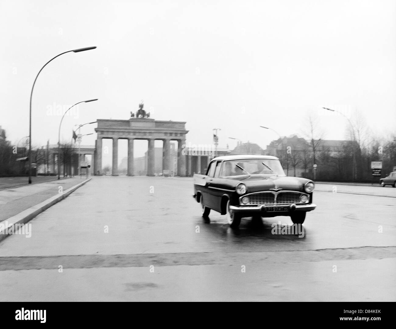 Marzo 1959, Simca vettura francese il 17 di giugno street west di Berlino e Porta di Brandeburgo a Berlino Est Germania Europa Foto Stock