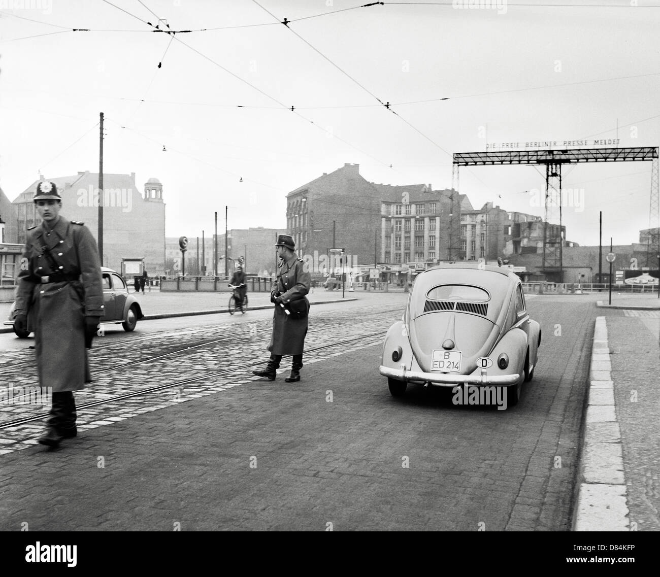Marzo 1959, Volkspolizei Vopos poliziotti della Germania orientale che controllano le automobili a piazza Leipziger Platz, Berlino Est, Germania, Europa Foto Stock