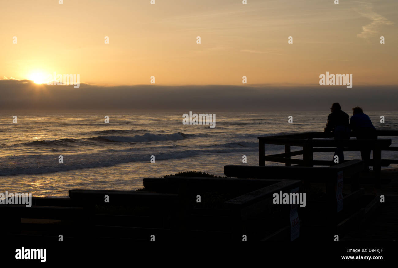 Due persone che guardano il tramonto sull'Oceano Pacifico Foto Stock