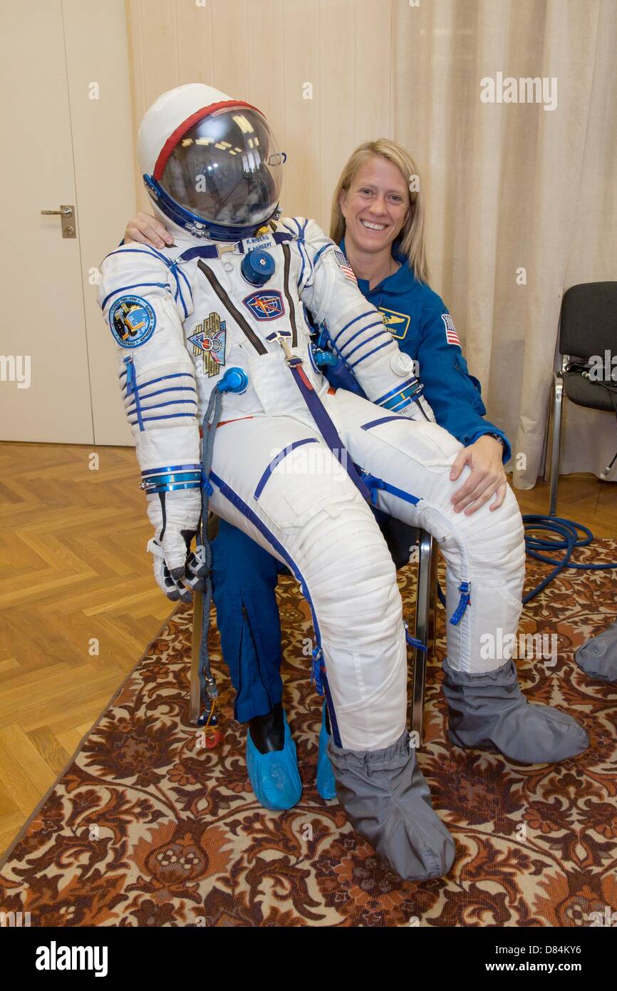 L'astronauta della NASA Karen Nyberg pone con la sua federazione Sokol lancio e entrata soddisfare durante il montaggio verificare esercizio presso la struttura di integrazione in Cosmodromo di Baikonur Maggio 17, 2013 di Baikonur in Kazakhstan. Nyberg, Agenzia Spaziale Europea astronauta Luca Parmitano e Soyuz Commander Fyodor Yurchikhin lancerà 29 Maggio come equipaggio della spedizione 36/37 alla Stazione spaziale internazionale. Foto Stock