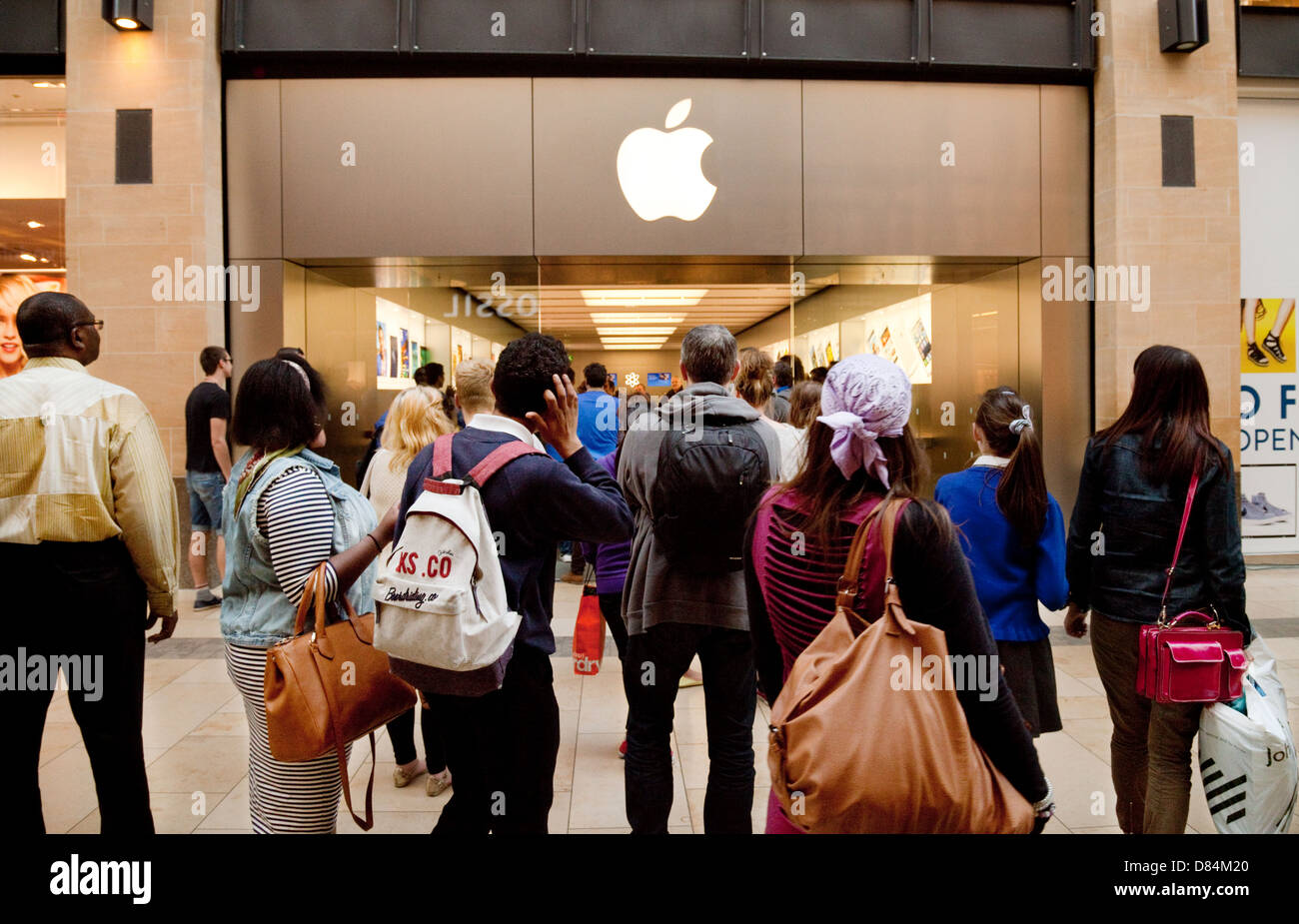 Una folla di persone al di fuori dell'Apple Store di Grand Arcade, Cambridge Regno Unito Foto Stock