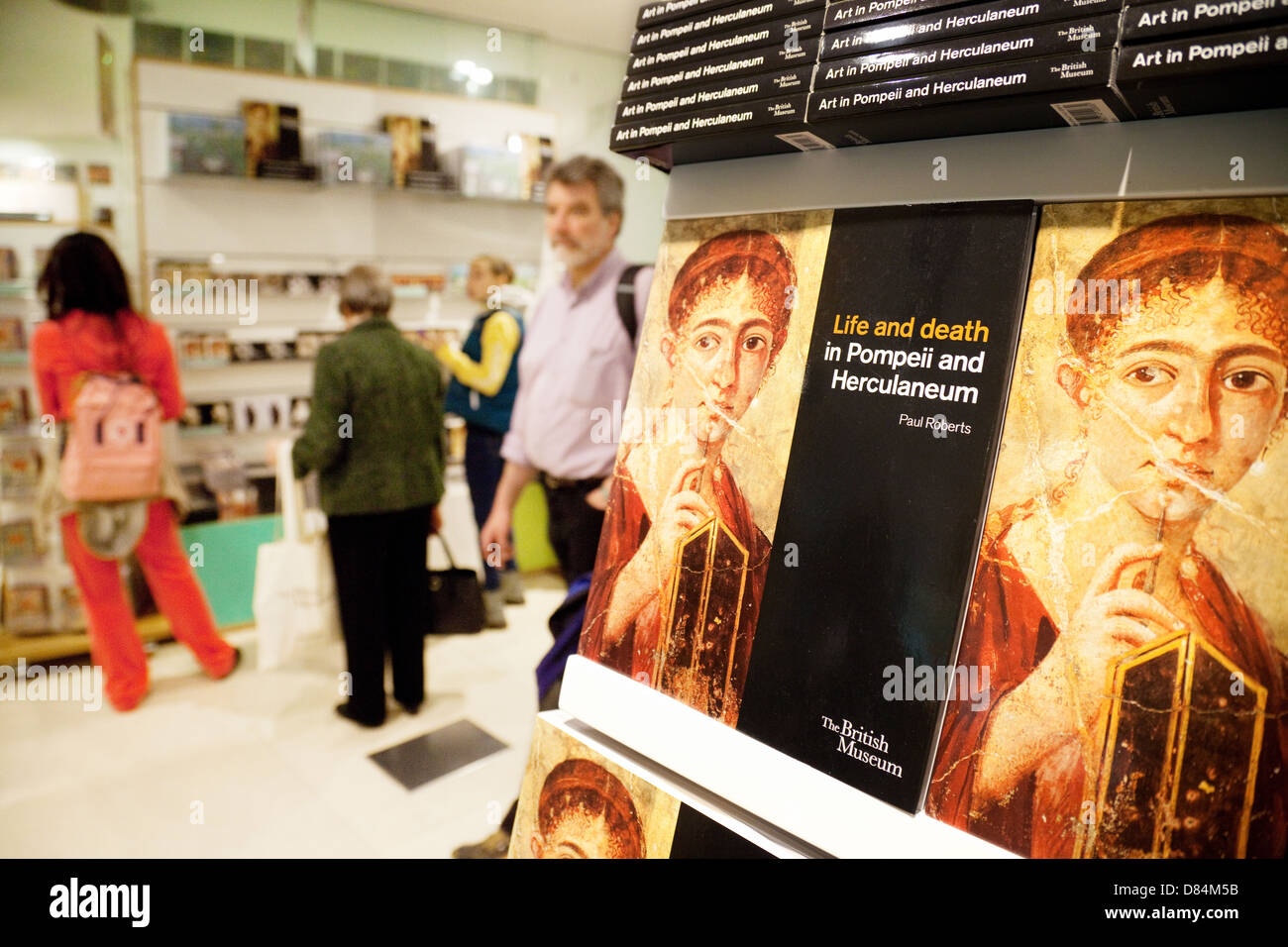 Persone nel negozio di articoli da regalo dopo la Pompei ed Ercolano mostra, il British Museum, London REGNO UNITO Foto Stock