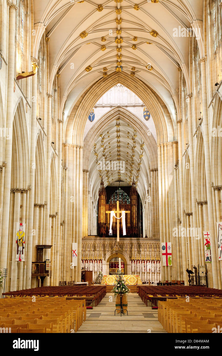 La navata centrale, interno della cattedrale di York Minster Cathedral, Yorkshire, Inghilterra, Regno Unito Foto Stock
